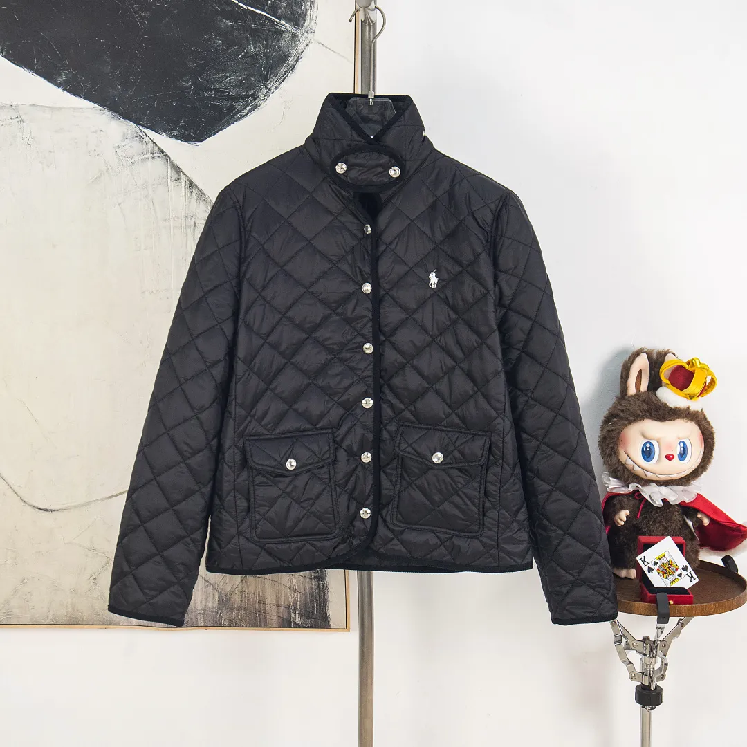 P390 zp version [Exclusive supply] Ralph Lauren/Ralph Lauren 2025aw autumn and winter popular items diamond-shaped quilted embroidered corduroy strips imitation feather jacket jacket Correct three-pocket version Slight waist design Free matching neckline ✅ Facial filling imitation feather cotton Three-in-one diamond-shaped quilted embroidery Soft and comfortable ✅ Customized double-circle brand hardware buckle back waist freely adjustable elastic design ✅ RL three-color diamond plaid cotton jacket 100% restoration Corduroy strips run through the whole body. No knots or overlaps. Artificial curling. Fine workmanship. Highly recommended. A rare cotton jacket that does not look bloated. Can be worn as an inner layer in the north. Wearing with multiple necklines. Elastic waistline at the back. Adjustable waistline. Matte memory technology gives the face a cotton feel. Not to be missed. Highly recommended. Color: black, white, gray green, khaki, navy. Size: S M L XL. Number: WW10948.